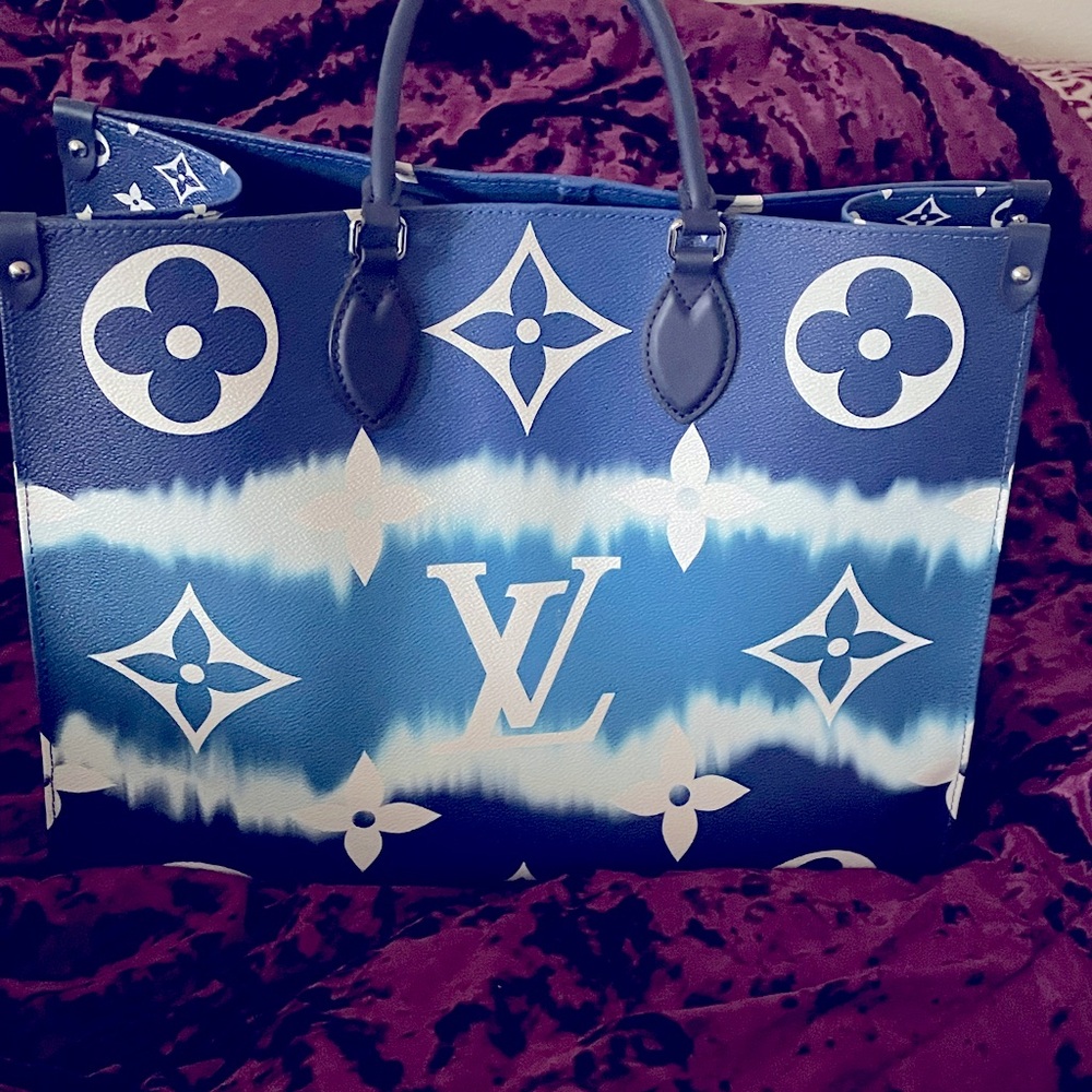 LOUIS VUITTON LARGE BLUE AND WHITE CRUSH LEATHER